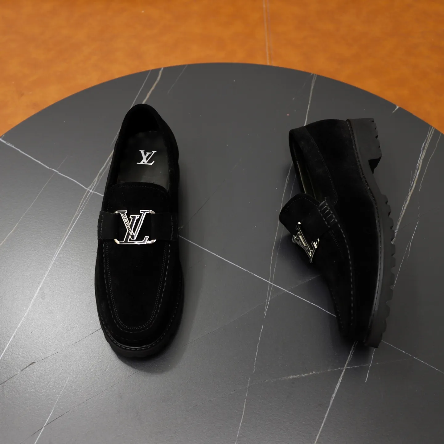 Ex-factory price: 600💰Louis Vuitton LV men's classic Oxford shoes, men's business formal boutique leather shoes, classic style, almond kernel exquisite toe, ultimate art, the whole shoe is made of imported cow leather (open edge beads), carefully selected, fine pores, excellent gloss, soft texture, strong toughness, durable and not easy to deform, apricot fetal cowhide leather lining, soft and comfortable, sweat-absorbent and breathable. Foam outsole, original box and dust bag packaging! Size: 38–44 (45/46 customized)